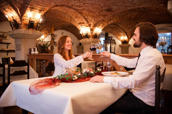 Романтическое свидание в ресторане в Челябинске. Ultra Подарки. Купить романтическое свидание в ресторане в Челябинске. Подарите самым близким незабываемые моменты и признайтесь в искренних чувствах. Сервис UltraPodarki.ru 8-800-505-95-30. Романтическое свидание в ресторане в Челябинске, свидание в Челябинске, свидание в ресторане, сертификат на свидание в ресторане, сертификат на свидание в Челябинске, купить свидание, купить свидание Челябинск, первое свидание, девушка свидание, хороший ресторан, романтический ресторан, романтический вечер, романтический ужин, романтические любимому, романтическая музыка