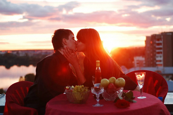 Романтическое свидание на крыше в Челябинске. Ultra Подарки. Купить романтическое свидание на крыше в Челябинске. Подарите самым близким незабываемые моменты и почувствуйте друг друга ещё ближе. Сервис UltraPodarki.ru 8 800 505 95 30. Романтическое свидание на крышев Челябинске, свидание на крышев Челябинске, свидание, сертификат на свидание на крыше, сертификат на свидание в Челябинске, купить свидание на крыше, купить свидание Челябинск