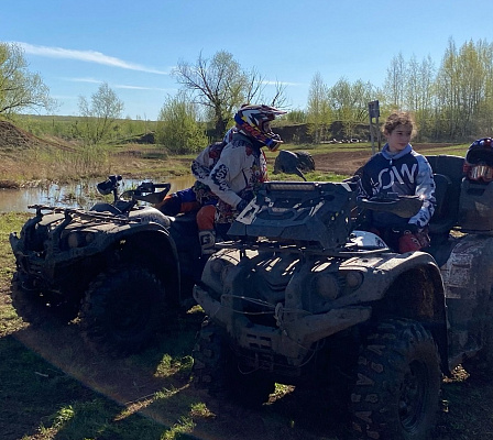 Катание на квадроциклах летом в Челябинске. Сервис Ultra Подарки. Подарочный сертификат на прокат квадроциклов летом и зимой в Челябинске. Закажите катание на квадроциклах недорого и наслаждайтесь активным отдыхом с друзьями. Выбирайте живописные маршруты для езды на квадроциклах. Сервис UltraPodarki.ru 8800-505-9530. Катание на квадроциклах, Прокат квадроциклов, езда на квадроцикле, прокат квадроциклов Челябинск, катание на квадроциклах Челябинск, Катание на квадроциклах зимой, Катание на квадроциклах летом, Сертификат на катание на квадроциклах 

