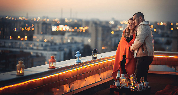 Романтическое свидание на крыше в Челябинске. Ultra Подарки. Купить романтическое свидание на крыше в Челябинске. Подарите самым близким незабываемые моменты и почувствуйте друг друга ещё ближе. Сервис UltraPodarki.ru 8 800 505 95 30. Романтическое свидание на крышев Челябинске, свидание на крышев Челябинске, свидание, сертификат на свидание на крыше, сертификат на свидание в Челябинске, купить свидание на крыше, купить свидание Челябинск