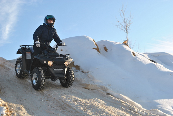 Прокат квадроциклов в Челябинске. Сервис Ultra Подарки. Подарочный сертификат на прокат квадроциклов летом и зимой в Челябинске. Закажите катание на квадроциклах недорого и наслаждайтесь активным отдыхом с друзьями. Выбирайте живописные маршруты для езды на квадроциклах. Сервис UltraPodarki.ru 8800-505-9530. Катание на квадроциклах, Прокат квадроциклов, езда на квадроцикле, прокат квадроциклов Челябинск, катание на квадроциклах Челябинск, Катание на квадроциклах зимой, Катание на квадроциклах летом, Сертификат на катание на квадроциклах 

