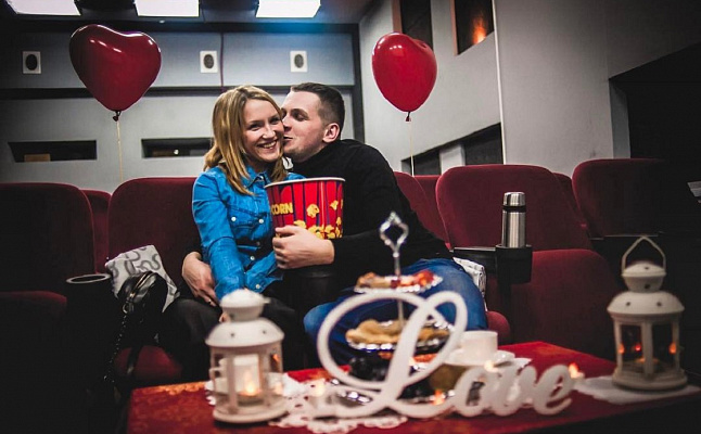 Романтическое свидание в кинотеатре в Челябинске. Ultra Подарки. Купить романтическое свидание в кинотеатре в Челябинске. Подарите самым близким незабываемые моменты и признайтесь в искренних чувствах. Сервис UltraPodarki.ru 8-800-505-95-30. Романтическое свидание в кинотеатре в Челябинске, свидание в Челябинске, свидание в кинотеатре, сертификат на свидание в кинотеатре, сертификат на свидание в Челябинске, купить свидание, купить свидание Челябинск, первое свидание, девушка свидание, хороший кинотеатре, романтический кинотеатре, романтический вечер, романтический ужин, романтические любимому, романтическая музыка