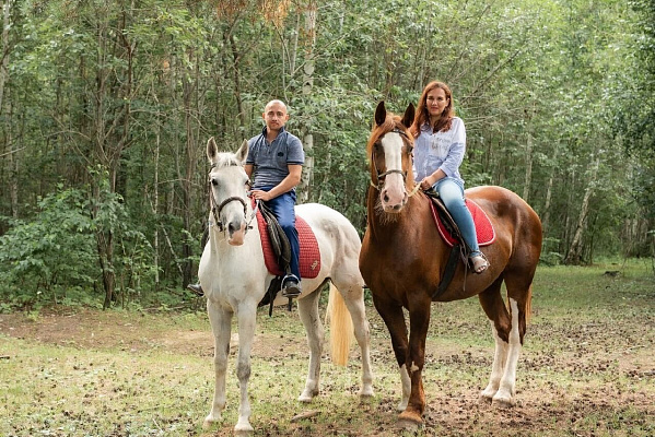 Конная прогулка для двоих в Челябинске. Подарочные сертификаты Ultra Подарки. Купить оригинальный подарок или подарочный сертификат на Конная прогулка для двоих в Челябинске. Сервис UltraPodarki.ru 8-800-505-9530. Катание на лошадях, Прогулка на лошади, Прогулка на лошадях для двоих, Конная прогулка для двоих, конный клуб, конный двор, Конный двор "Быстрай", конная прогулка, конная прогулка в Челябинске