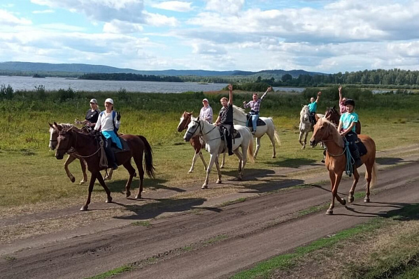 Верховая езда и конные прогулки в Челябинске. Подарочные сертификаты Ultra Подарки. Купить оригинальный подарок или подарочный сертификат на Верховая езда и конные прогулки в Челябинске. Сервис UltraPodarki.ru 8-800-505-9530. Катание на лошадях, Прогулка на лошади, Прогулка на лошадях для двоих, Верховая езда и конные прогулки, конный клуб, Конный клуб Быстрай, конная прогулка, конная прогулка в Челябинске